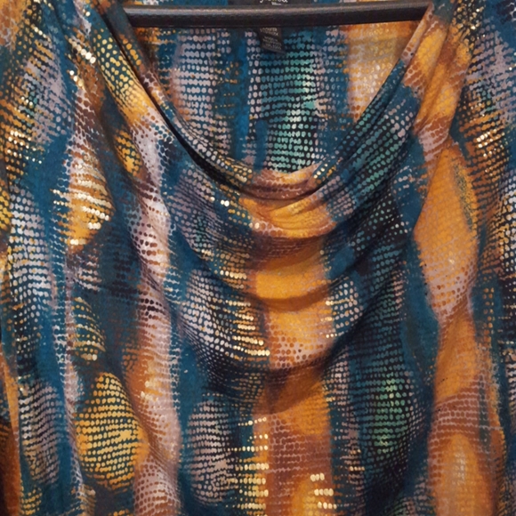 Woman's patterned cowl neck top - Picture 2 of 5